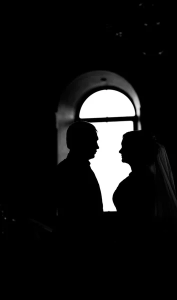Silhueta de noiva e noivo — Fotografia de Stock
