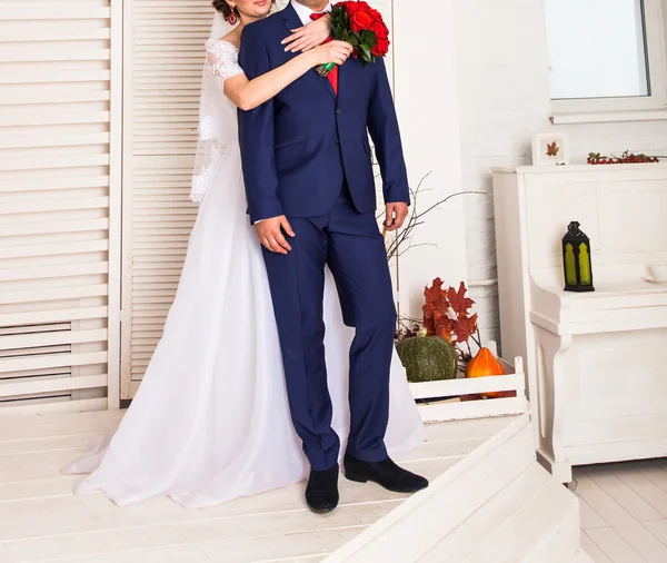 Sposa abbraccia gli sposi spalla — Foto Stock