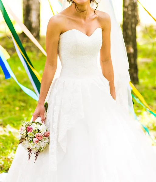 Mooie bruid buiten in een forest. — Stockfoto