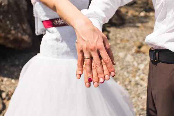 De mãos dadas com alianças de casamento — Fotografia de Stock