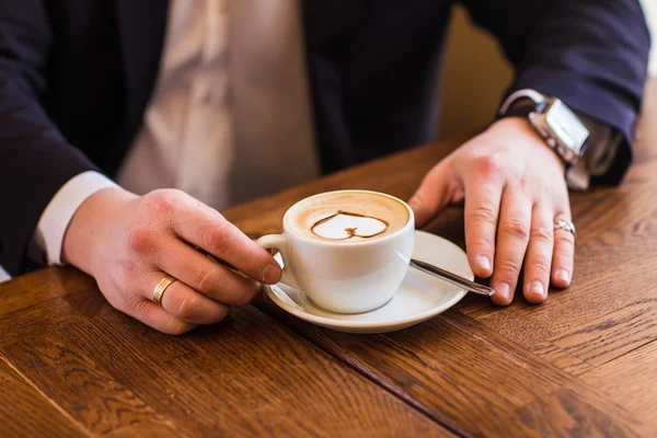 Xícara de café nas mãos — Fotografia de Stock