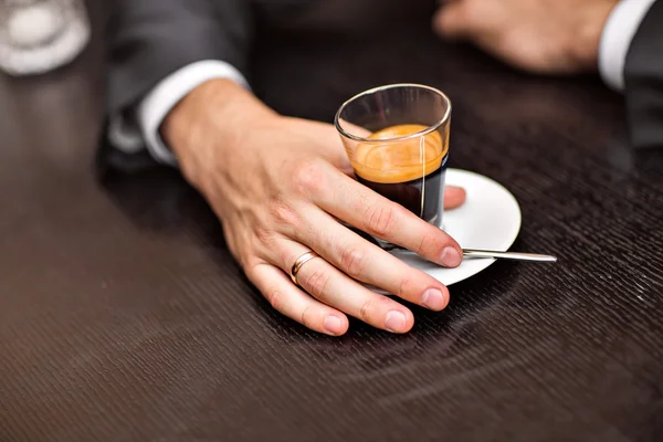 Xícara de café nas mãos — Fotografia de Stock