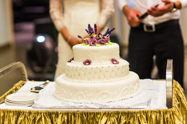 Gâteau de mariage blanc avec rose et fleurs — Photo