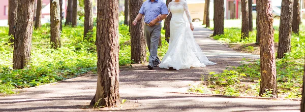 Pai está levando sua jovem e elegante filha feliz para o altar — Fotografia de Stock