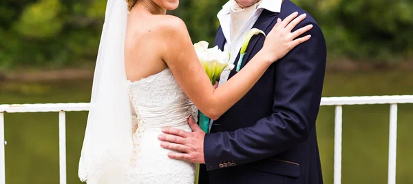 Hochzeitspaar im Park — Stockfoto