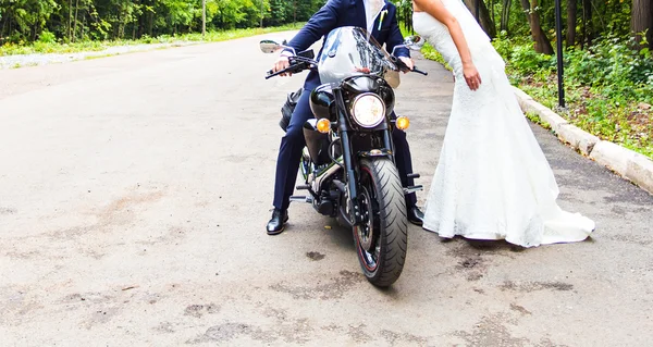 Esküvő házaspár motorkerékpár. — Stock Fotó