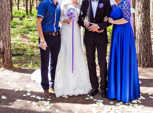 Glückliche Braut und Bräutigam mit Gästen — Stockfoto