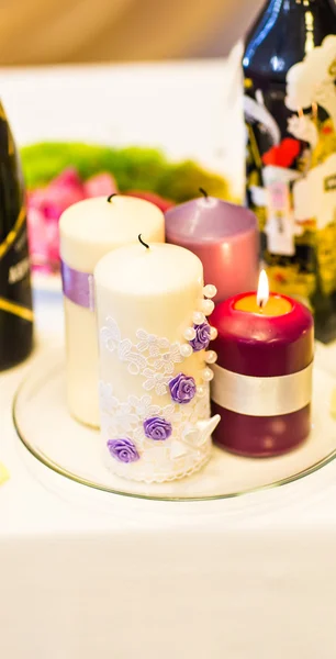 Белые свадебные свечи — стоковое фото