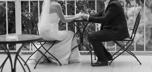 Una joven pareja de boda. Colores blanco y negro . —  Fotos de Stock