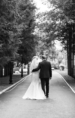 Genç Düğün çifti. Siyah ve beyaz renkleri.