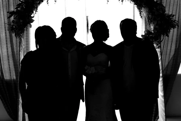 Silhouette of the bride and groom — Stock Photo, Image