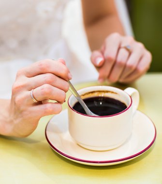  bir fincan kahve kadın el ele tutuşur 