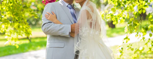 Solo pareja casada abrazada — Foto de Stock