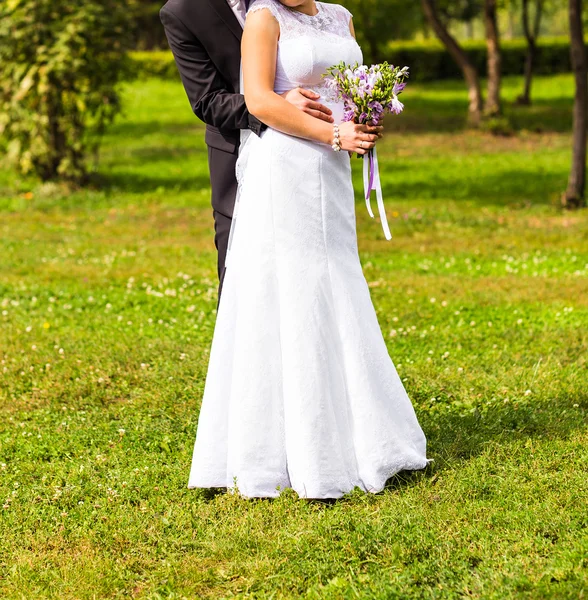 Solo pareja casada abrazada — Foto de Stock