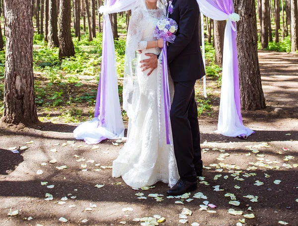 Пара выходит замуж — стоковое фото