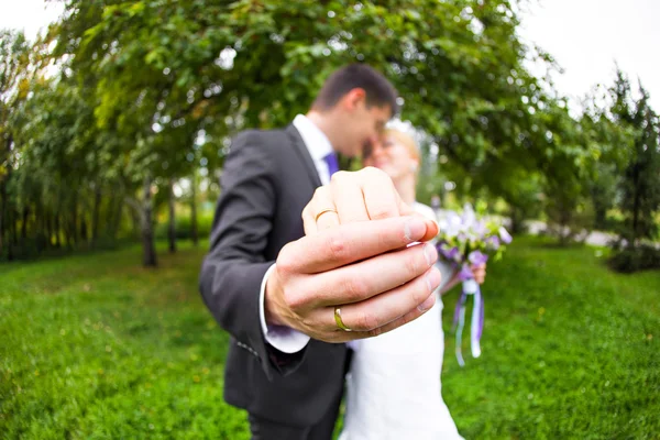 Noivo e noiva com anéis de casamento — Fotografia de Stock