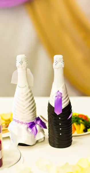 Пляшки шампанського на день весілля — стокове фото