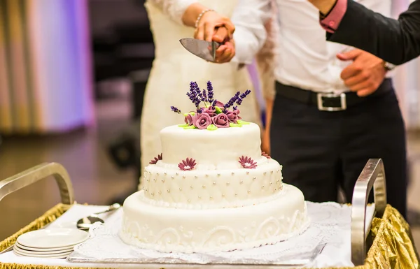 Gâteau de mariage blanc avec rose et fleurs — Photo