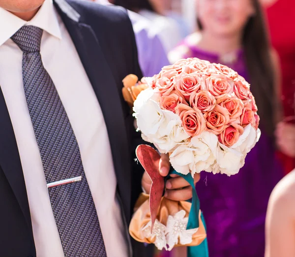 Groom holding a bouquet — Stock Photo, Image