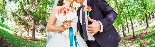 Novia y novio con el pulgar de la flor hacia arriba — Foto de Stock