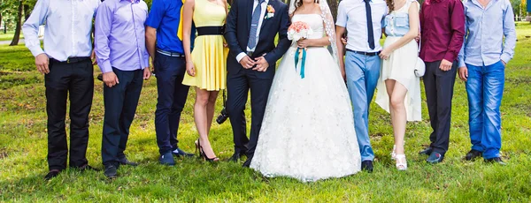 Жених и невеста празднуют с гостями — стоковое фото
