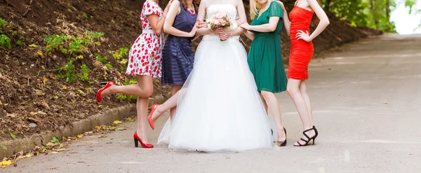 Novia con damas de honor — Foto de Stock