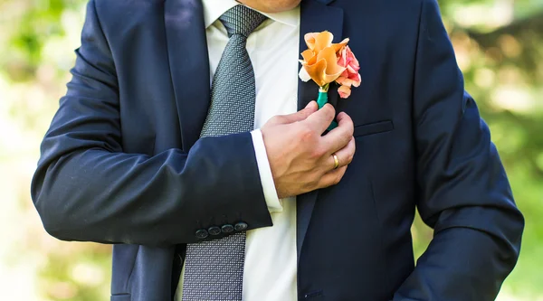 Knappe bruidegom op wedding bruid wachten. — Stockfoto