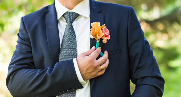 Knappe bruidegom op wedding bruid wachten. — Stockfoto