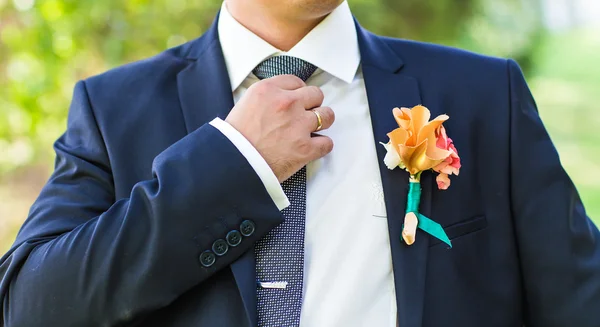 Bonito noivo no casamento à espera de noiva . — Fotografia de Stock