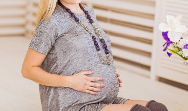 Hamile kadın karnına dokunuyor.