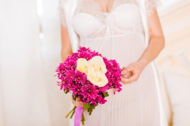 Hamile kadın karnına dokunuyor.