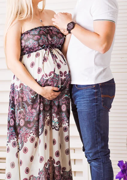 Donna incinta con suo marito — Foto Stock