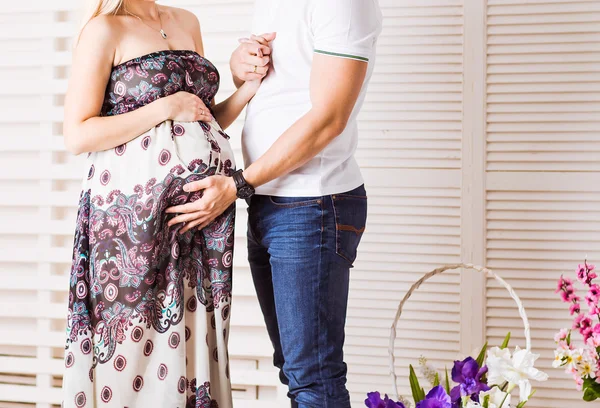 Έγκυος με τον άντρα της — Φωτογραφία Αρχείου