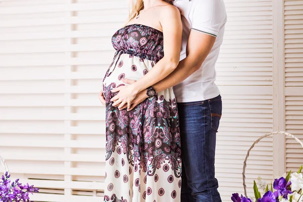 与丈夫一起怀孕的妇女 — 图库照片