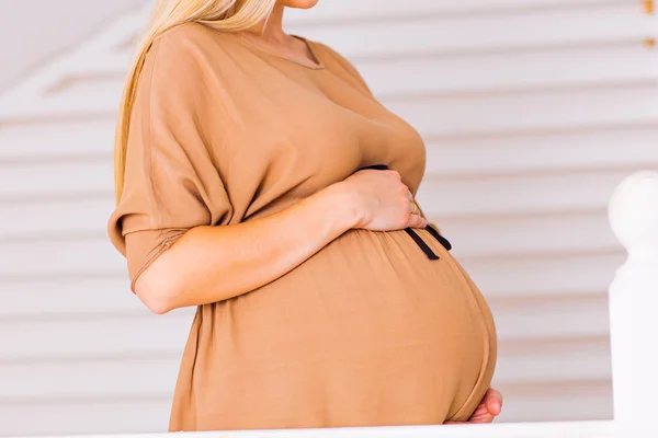 Donna incinta che si tocca la pancia — Foto Stock