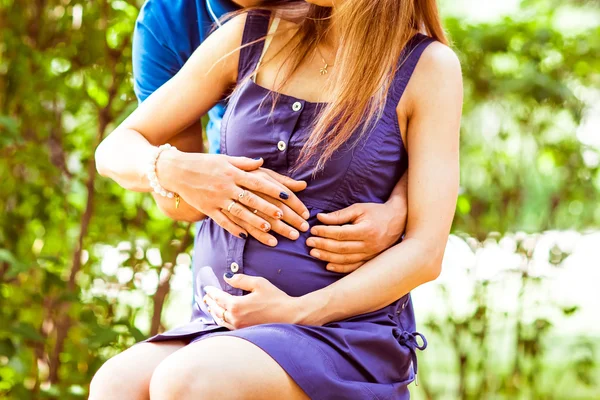 Mulher grávida e seu marido no parque — Fotografia de Stock