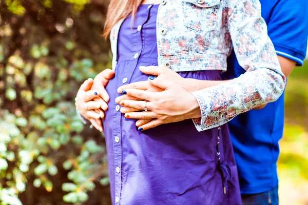 Mulher grávida e seu marido no parque — Fotografia de Stock