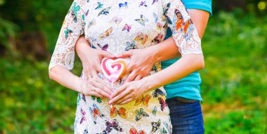 mutlu hamile kadın ve kocası