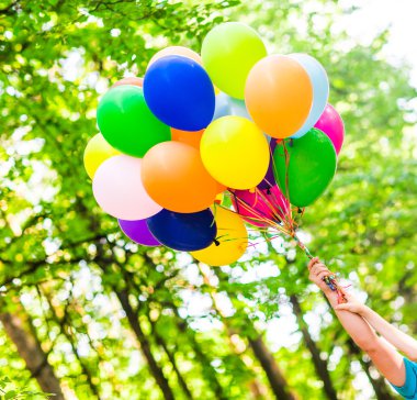 Dışarıda renkli balonlar