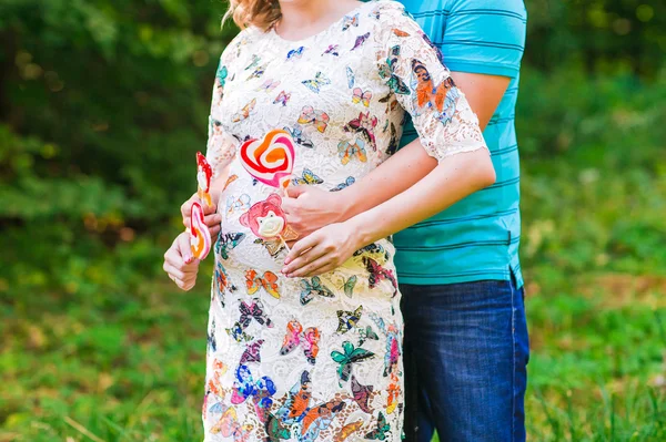 Mujer embarazada feliz y su marido —  Fotos de Stock