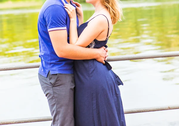 Casal feliz abraçando enquanto estava na margem de um rio — Fotografia de Stock
