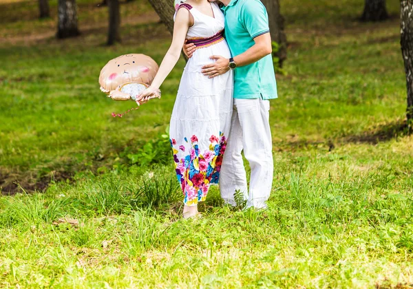 妊娠中の女性と彼女の夫は公園で — ストック写真