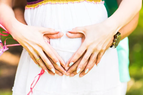 Zwangere vrouw en haar echtgenoot in het park — Stockfoto