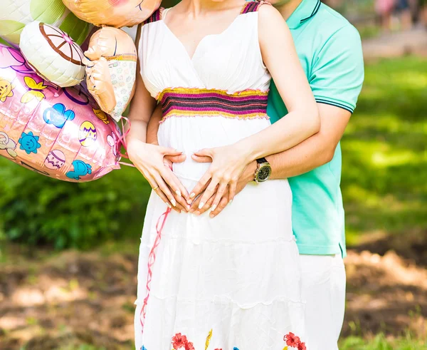 Zwangere vrouw en haar echtgenoot in het park — Stockfoto