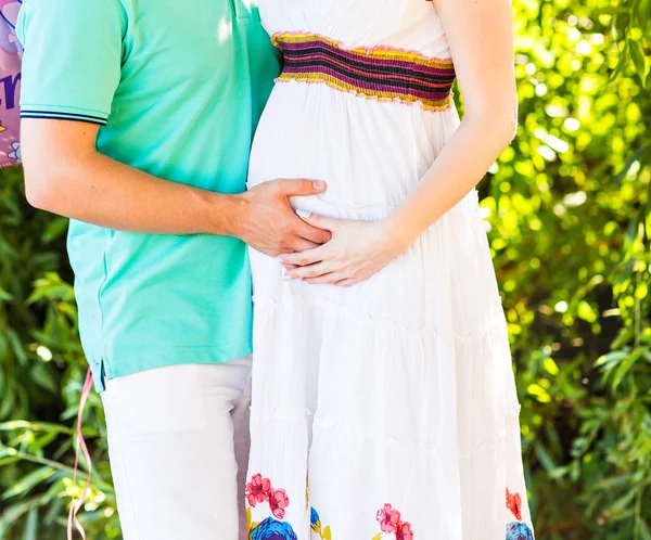 Pregnant woman and her husband in the park — Stock Photo, Image