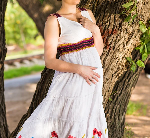 Νεαρή ευτυχισμένη έγκυος γυναίκα — Φωτογραφία Αρχείου