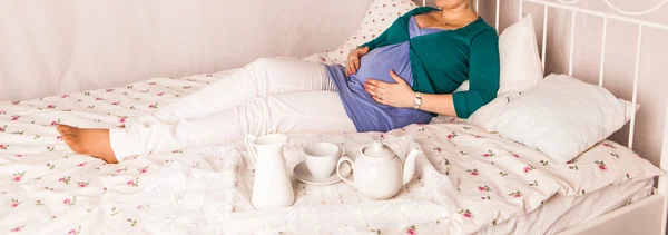 Беременная женщина отдыхает дома — стоковое фото