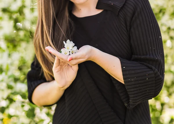 Bonita chica sosteniendo flores — Foto de Stock