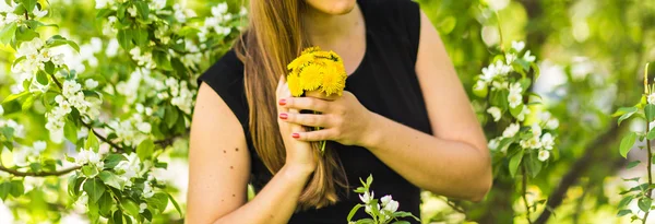 Bonita chica sosteniendo flores —  Fotos de Stock