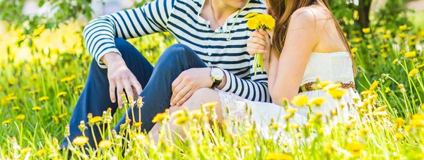 Paar sitzt im Park auf dem Gras — Stockfoto